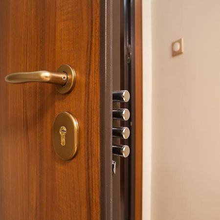 Elegant And Safe Gold And Blue Apartment Walk To Acropolis Athens Exterior photo