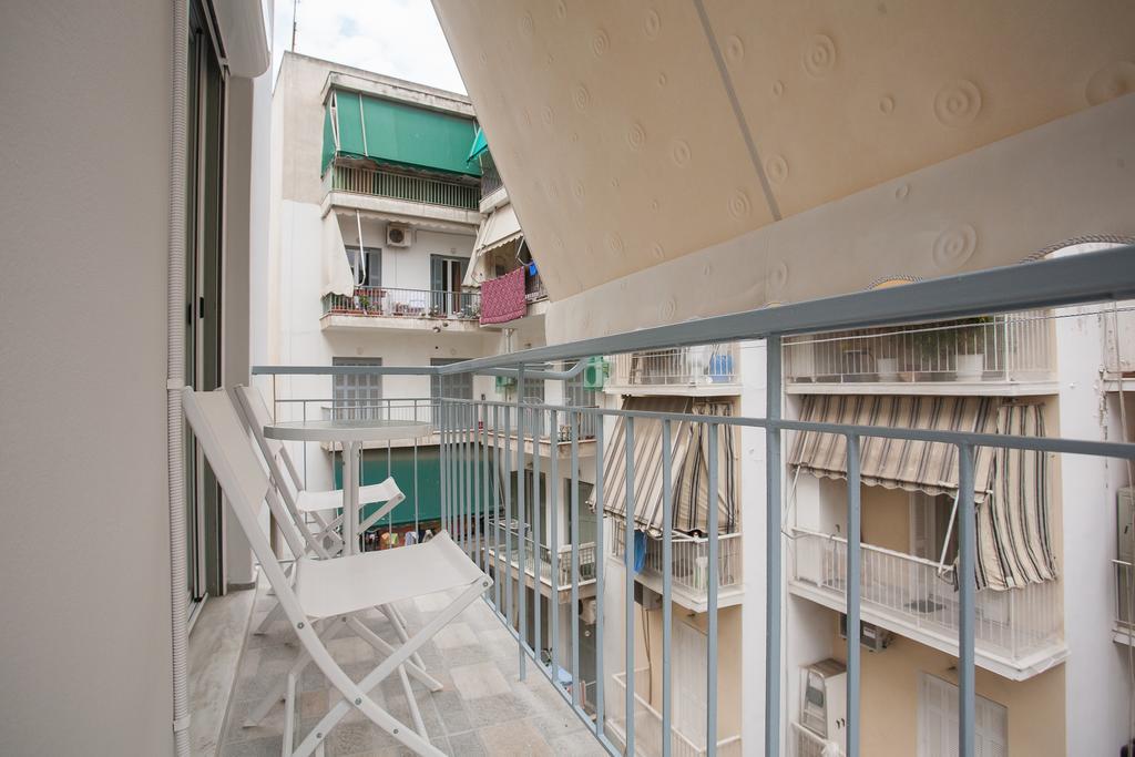 Elegant And Safe Gold And Blue Apartment Walk To Acropolis Athens Exterior photo